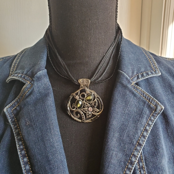 ELEGANT SILVER JEWELED 🌸FLOWER🌷 PENDANT NECKLACE - Picture 2 of 7